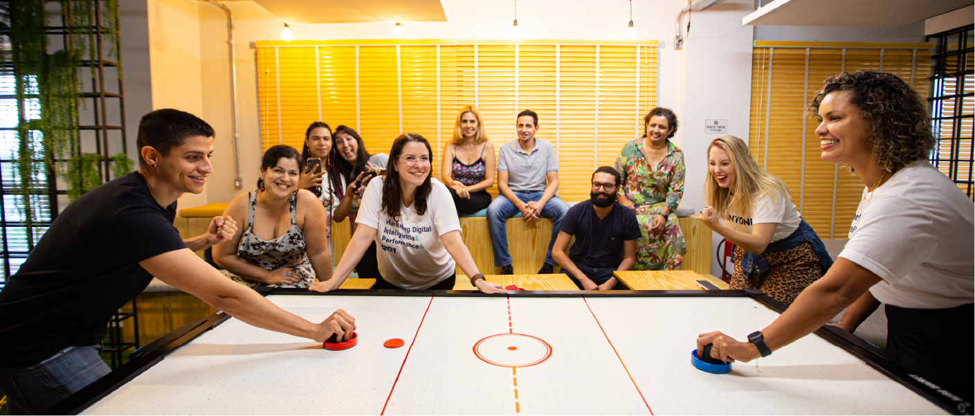 Equipe RO1 desfrutando de um momento descontraído